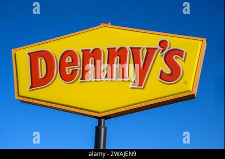 Il cartello e il logo del ristorante di Denny contro il cielo blu Foto Stock