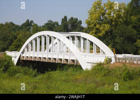 ponte rainbow curve sopra brush creek sulla route 66 in kansas, vicino a riverton Foto Stock