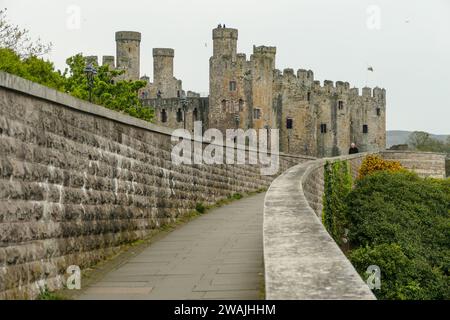 Conwy, Galles, Regno Unito - aprile 30 2017: Castello di Conwy con otto torri, monumento storico della fortezza sopra il fiume Conwy Foto Stock