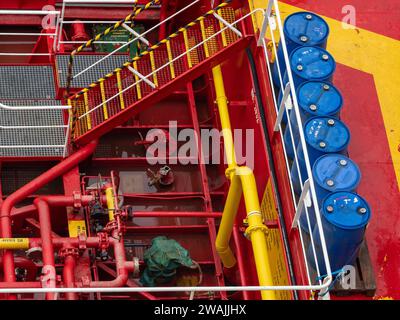 Valleta Malta agosto 31 2023 primo piano di barili torte e valvole di una petroliera di rifornimento ormeggiata accanto a una nave oceanica in mare. Foto Stock