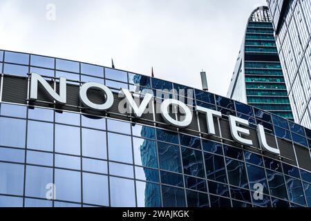 Mosca, Russia - 27 marzo 2023: Primo piano dell'insegna dell'hotel Novotel nel Moscow City Business Center Foto Stock