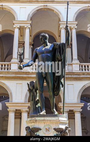 Milano, Italia - 7 aprile 2018: Scultura in bronzo di Napoleone come Marte il Peacemaker (1810) di Antonio Canova nel cortile principale del Palazzo Brera Foto Stock