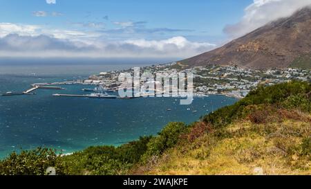 Una vista aerea di una vivace città circondata da maestose montagne e dal mare scintillante Foto Stock