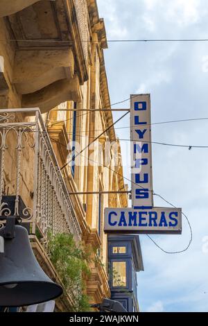 Valleta Malta agosto 31 2023 insegna illuminata Olympus Cameras all'esterno di un negozio fotografico Foto Stock