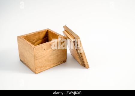 scatola di legno vuota fatta a mano con coperchio a montaggio libero isolato su sfondo bianco Foto Stock