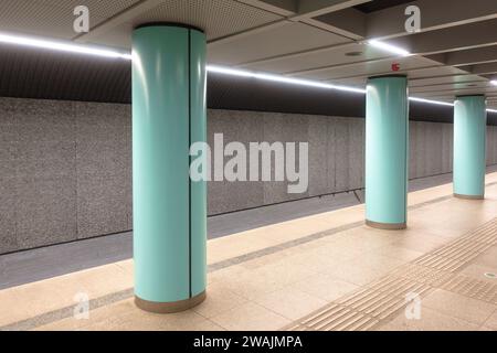 Colonne di supporto sulla piattaforma della stazione della metropolitana Arany Janos utca sulla linea 3 di Budapest Foto Stock