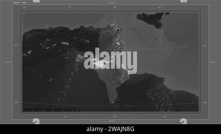 Tunisia evidenziata su una mappa di elevazione in scala di grigi con mappa di laghi e fiumi con la capitale del paese, griglia cartografica, scala di distanza e mappa Foto Stock