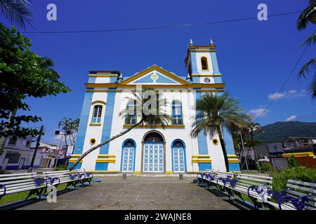 UBATUBA, BRASILE - 25 DICEMBRE 2023: Chiesa di Igreja Matriz a Ubatuba, Costa Verde, Brasile Foto Stock