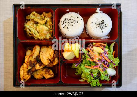 Una scatola di bento di pollo cajun servita a Kuala Lumpur, Malesia Foto Stock