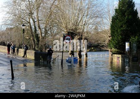 Bradford-on-Avon, Regno Unito. 5 gennaio 2023. Il fiume Avon ha fatto irruzione sulle sue rive e ha inondato il centro storico di Bradford-on-Avon. Con i campi saturi, l'acqua delle tempeste invernali non ha altro posto dove andare. L'agenzia per l'ambiente è preoccupata per Bradford-on Avon, ma a differenza degli anni precedenti non ha installato barriere di inondazione a causa di problemi di salute e sicurezza. I segnali stradali chiusi sono apposti ai margini della città, ma alcuni conducenti si avventurano attraverso l'alluvione, le loro onde di prua stanno esercitando ulteriore pressione sulle singole difese alluvionali. Crediti: JMF News/Alamy Live News Foto Stock