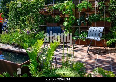 Partecipazione al concorso Brickyard Garden (vincitore della medaglia d'oro, posti a sedere in un piccolo patio, habitat naturale) - RHS Tatton Park Flower Show 2023, Cheshire, Inghilterra, Regno Unito. Foto Stock