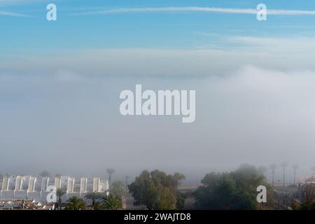 AGUADULCE, SPAGNA - 12 DICEMBRE 2023 nebbia appesa su una città di mare in Spagna, vista sul lungomare, sulla striscia costiera e sul Mar Mediterraneo nell'Andalu Foto Stock