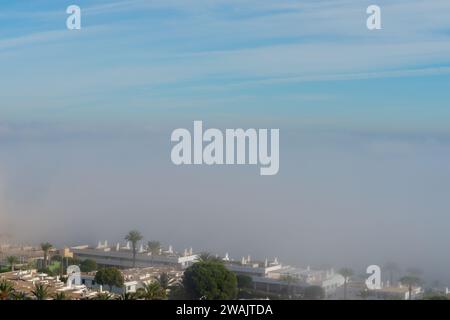 AGUADULCE, SPAGNA - 12 DICEMBRE 2023 nebbia appesa su una città di mare in Spagna, vista sul lungomare, sulla striscia costiera e sul Mar Mediterraneo nell'Andalu Foto Stock