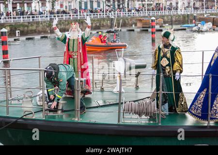 05.01.2024 arrivo dei tre saggi in barca a Gijón, nel nord della Spagna. I maghi dell'Oriente. Melchior, Gaspar e Baltasar, dopo la nascita di Gesù di Nazareth. In Spagna, a partire dal XIX secolo, iniziò la tradizione di trasformare la dodicesima notte (la notte prima dell'Epifania) in una festa per bambini con doni per i bambini, imitando quello che fu fatto in altri paesi il giorno di Natale, in omaggio al san Nicola orientale. Fu nel 1866 quando si tenne ad Alcoy la prima parata dei tre saggi, una tradizione che si diffuse nel resto del paese Foto Stock