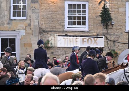 Il giorno di Santo Stefano Heythrop Hunt si incontra a Chipping Norton, Oxfordshire, fuori dal Fox Inn il giorno di Santo Stefano 2023. Foto Stock