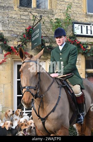 La caccia all'Heythrop organizza tradizionalmente un incontro il giorno di Capodanno nella città Cotswold di Stow on the Wold, Gloucestershire. Huntsman Chris Woodward. Foto Stock