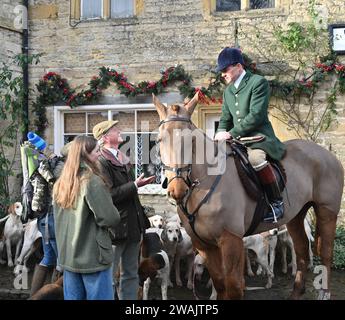 La caccia all'Heythrop organizza tradizionalmente un incontro il giorno di Capodanno nella città Cotswold di Stow on the Wold, Gloucestershire. Foto Stock