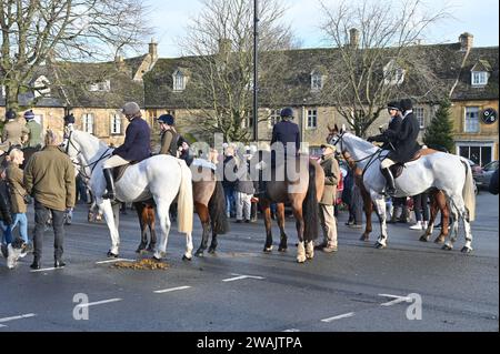 La caccia all'Heythrop organizza tradizionalmente un incontro il giorno di Capodanno nella città Cotswold di Stow on the Wold, Gloucestershire. Foto Stock