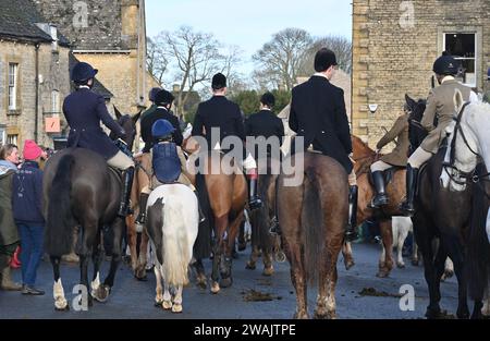 La caccia all'Heythrop organizza tradizionalmente un incontro il giorno di Capodanno nella città Cotswold di Stow on the Wold, Gloucestershire. Foto Stock