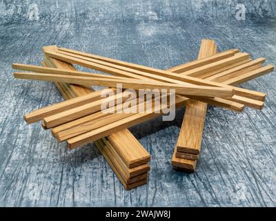 pila mista di pannelli di legno duro e pali posati su pavimenti industriali in calcestruzzo Foto Stock