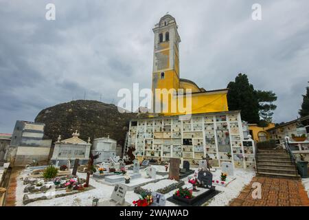 Portofino, Italia. 29 dicembre 2023. Il cimitero marino di San Giorgio accanto alla chiesa nel villaggio di Portofino, Italia, il 29 dicembre 2023. Foto di Laurent Coust/ABACAPRESS.COM. Credito: Abaca Press/Alamy Live News Foto Stock