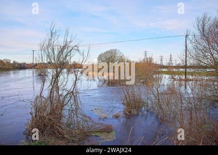 Inondato la bassa valle di Avon a Christchurch Dorset Foto Stock