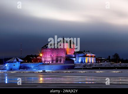 Un antico castello alla luce della sera Foto Stock