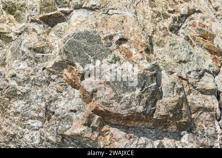 Consistenza del blocco grezzo di pietra naturale di tinta verdastra, simile alla bobina come sfondo astratto creativo con spazio di copia per il design. 3D volumetrico Foto Stock