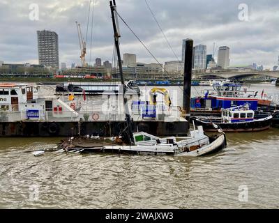 Party boat bar&co affondato a Storm Henk: Bar galleggiante, ristorante e nightclub è lasciato sommerso nel Tamigi al Temple Pier dopo le forti piogge a Londra Inghilterra, Regno Unito giovedì 4 gennaio 2024 Foto Stock