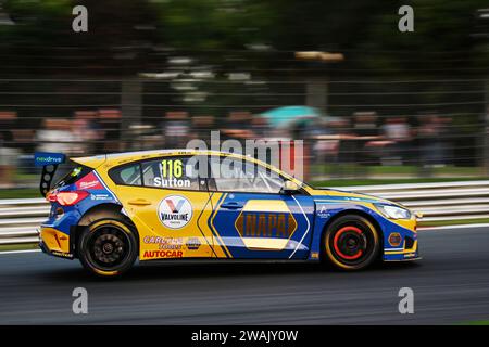 Ash Sutton guida Rory Butcher a 2023 BTCC Brands Hatch finale, Kent Foto Stock