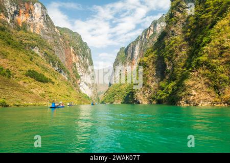 Paesaggio di ha Giang con fiume NHO Que tra le montagne di ha Giang , Vietnam, una popolare destinazione turistica del Vietnam Foto Stock