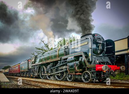 Duke of Gloucester una BR Standard Class 8 4-6-2 Pacific locomotiva numero 71000 alla stazione di Rainhill diretta a York Foto Stock