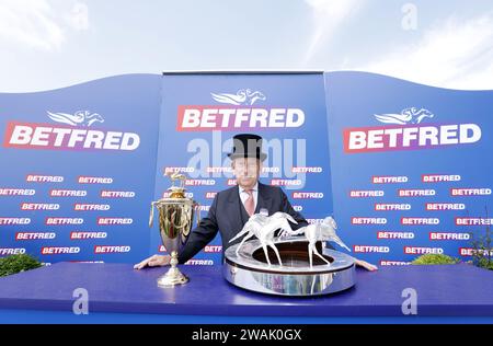 Foto del file datata 03-06-2023 del proprietario di Betfred Fred Done posa con il Kentucky Derby Trophy e l'Epsom Derby Trophy il Derby Day. La sponsorizzazione di Betfred per il Derby durerà almeno fino al 2026. Data foto: Sabato 3 giugno 2023. Data di emissione: Venerdì 5 gennaio 2024. Foto Stock