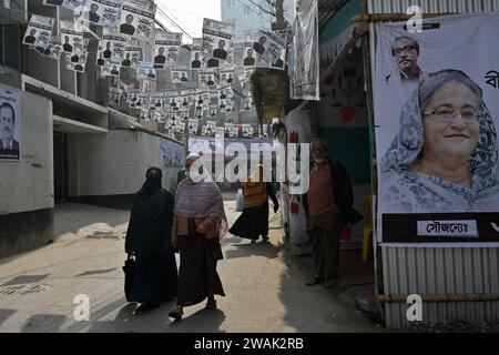 Dhaka, Dhaka, BANGLADESH. 5 gennaio 2024. I manifesti dei candidati alle elezioni sono appesi su una strada a Dacca, Bangladesh, il 5 gennaio 2023, come campagna delle prossime elezioni generali che si terranno il 7 gennaio 2024. (Immagine di credito: © Fatima-Tuj Johora/ZUMA Press Wire) SOLO USO EDITORIALE! Non per USO commerciale! Foto Stock