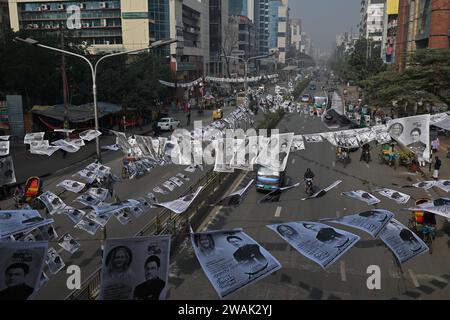 Dhaka, Dhaka, BANGLADESH. 5 gennaio 2024. I manifesti dei candidati alle elezioni sono appesi su una strada a Dacca, Bangladesh, il 5 gennaio 2023, come campagna delle prossime elezioni generali che si terranno il 7 gennaio 2024. (Immagine di credito: © Fatima-Tuj Johora/ZUMA Press Wire) SOLO USO EDITORIALE! Non per USO commerciale! Foto Stock