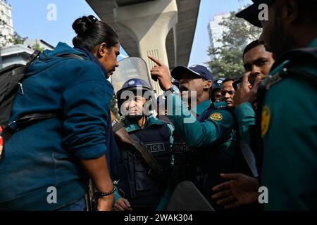 Dhaka, Dhaka, BANGLADESH. 5 gennaio 2024. Un alterco tra una giornalista donna e membri della polizia Metro Politan di Dhaka è stato visto durante una copertura pre-elettorale a Dacca, in Bangladesh, il 5 gennaio 2024. (Immagine di credito: © Fatima-Tuj Johora/ZUMA Press Wire) SOLO USO EDITORIALE! Non per USO commerciale! Foto Stock