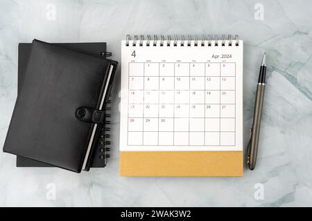 Calendario da scrivania con blocco note di aprile 2024 Foto Stock