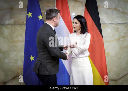 R-L Annalena Baerbock, Bundesaussenministerin, trifft Xavier Bettel, Aussenminister des Grossherzogtums Luxemburg, zum gemeinsamen Gespraech im Auswaertigen AMT a Berlino, 05.01.2024. Berlin Deutschland *** R L Annalena Baerbock, Ministro federale degli Esteri, incontra Xavier Bettel, Ministro degli Esteri del Granducato di Lussemburgo, per colloqui congiunti presso il Ministero federale degli Esteri di Berlino, 05 01 2024 Berlino Germania Copyright: XJaninexSchmitzx Foto Stock