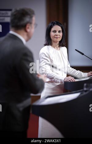 R-L Annalena Baerbock, Bundesaussenministerin, und Xavier Bettel, Aussenminister des Grossherzogtums Luxemburg, aufgenommen im Rahmen einer Pressekonferenz nach dem gemeinsamen Gespraech im Auswaertigen AMT a Berlino, 05.01.2024. Berlin Deutschland *** R L Annalena Baerbock, Ministro federale degli Esteri, e Xavier Bettel, Ministro degli Esteri del Granducato del Lussemburgo, in una conferenza stampa dopo la riunione congiunta presso il Ministero federale degli Esteri a Berlino, 05 01 2024 Berlino Germania Copyright: XJaninexSchmitzx Foto Stock