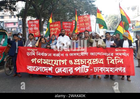 Dhaka, Bangladesh - 5 gennaio 2024: Il Partito Laburista del Bangladesh ha marciato a sostegno del movimento di boicottaggio e non cooperazione del dodicesimo parlamento nazionale Foto Stock