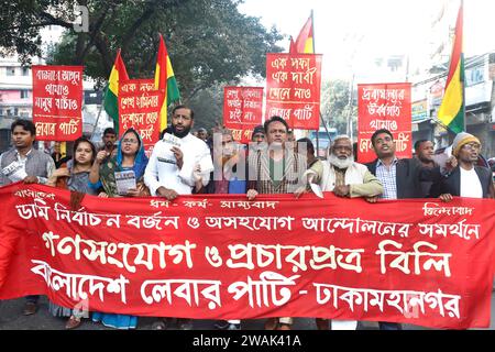Dhaka, Bangladesh - 5 gennaio 2024: Il Partito Laburista del Bangladesh ha marciato a sostegno del movimento di boicottaggio e non cooperazione del dodicesimo parlamento nazionale Foto Stock