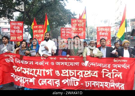 Dhaka, Bangladesh - 5 gennaio 2024: Il Partito Laburista del Bangladesh ha marciato a sostegno del movimento di boicottaggio e non cooperazione del dodicesimo parlamento nazionale Foto Stock