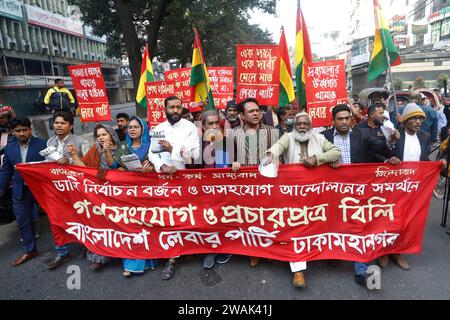 Dhaka, Bangladesh - 5 gennaio 2024: Il Partito Laburista del Bangladesh ha marciato a sostegno del movimento di boicottaggio e non cooperazione del dodicesimo parlamento nazionale Foto Stock
