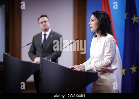 R-L Annalena Baerbock, Bundesaussenministerin, und Xavier Bettel, Aussenminister des Grossherzogtums Luxemburg, aufgenommen im Rahmen einer Pressekonferenz nach dem gemeinsamen Gespraech im Auswaertigen AMT a Berlino, 05.01.2024. Berlin Deutschland *** R L Annalena Baerbock, Ministro federale degli Esteri, e Xavier Bettel, Ministro degli Esteri del Granducato del Lussemburgo, in una conferenza stampa dopo la riunione congiunta presso il Ministero federale degli Esteri a Berlino, 05 01 2024 Berlino Germania Copyright: XJaninexSchmitzx Foto Stock