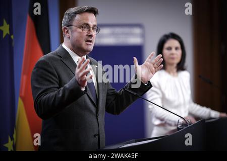 R-L Annalena Baerbock, Bundesaussenministerin, und Xavier Bettel, Aussenminister des Grossherzogtums Luxemburg, aufgenommen im Rahmen einer Pressekonferenz nach dem gemeinsamen Gespraech im Auswaertigen AMT a Berlino, 05.01.2024. Berlin Deutschland *** R L Annalena Baerbock, Ministro federale degli Esteri, e Xavier Bettel, Ministro degli Esteri del Granducato del Lussemburgo, in una conferenza stampa dopo la riunione congiunta presso il Ministero federale degli Esteri a Berlino, 05 01 2024 Berlino Germania Copyright: XJaninexSchmitzx Foto Stock