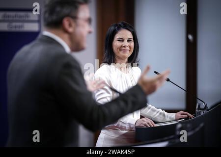 R-L Annalena Baerbock, Bundesaussenministerin, und Xavier Bettel, Aussenminister des Grossherzogtums Luxemburg, aufgenommen im Rahmen einer Pressekonferenz nach dem gemeinsamen Gespraech im Auswaertigen AMT a Berlino, 05.01.2024. Berlin Deutschland *** R L Annalena Baerbock, Ministro federale degli Esteri, e Xavier Bettel, Ministro degli Esteri del Granducato del Lussemburgo, in una conferenza stampa dopo la riunione congiunta presso il Ministero federale degli Esteri a Berlino, 05 01 2024 Berlino Germania Copyright: XJaninexSchmitzx Foto Stock