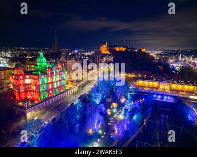 Vista aerea notturna dell'ex quartier generale illuminato della Bank of Scotland e dei giardini East Princes Street a Natale a Edimburgo, Scozia, Regno Unito Foto Stock