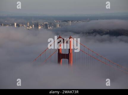 Pechino, Cina. 17 ottobre 2023. Questa foto scattata il 17 ottobre 2023 mostra nuvole spesse a San Francisco, negli Stati Uniti. Crediti: Li Jianguo/Xinhua/Alamy Live News Foto Stock