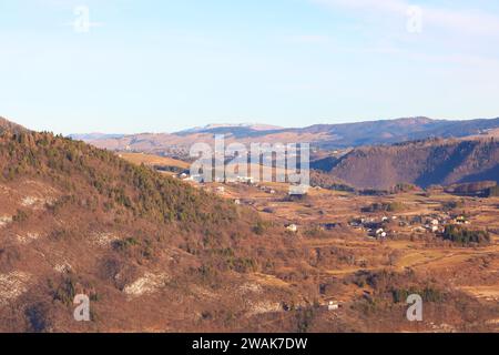 Meraviglioso panorama montano dell'altopiano di Asiago in Italia visto dalla città di Tonezza del Cimone provincia di VICENZA Foto Stock