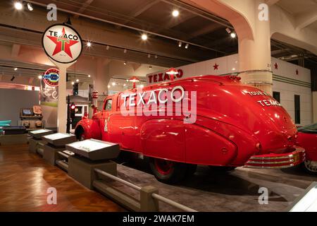 1939 camion cisterna Dodge Airflow Texaco in mostra presso l'Henry Ford Museum of American Innovation, Dearborn Michigan USA Foto Stock